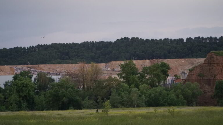 Vista del vertedero desde la Isla de los García